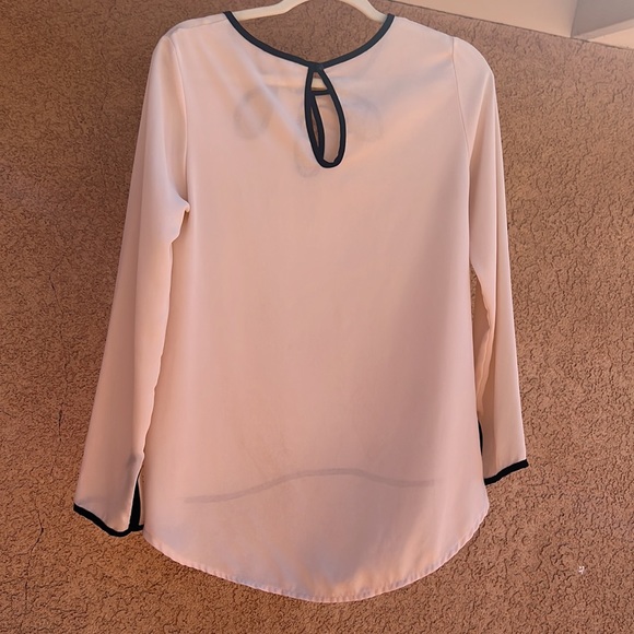 Keyhole Blouse - Picture 2 of 5